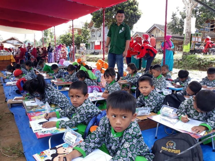 Puluhan Siswa PAUD Lambar Antusias Gambar Logo HMI