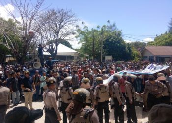 APDESI DEMO DPRD. Aparatur Desa yang tergabung dalam Asosiasi Pemerintah Desa Seluruh Indonesia (Apdesi) Pesisir Barat menggelar aksi di depan kantor DPRD setempat, Senin (11/2). Sekitar 1500 massa aksi dari 116 pekon menuntut ketua DPRD Pesisir Barat mundur dan meminta BPK mengaudit dana reses bimtek dan study banding DPRD setempat. LAMPUNG POST/YON PISOMA