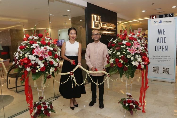 OFFICE FURNITURE SHOWROOM. Division Director PT Datascrip, Mary T Oetomo, dan Senior Division Manager PT Datascrip, Zaky Makarim, meresmikan office furniture showroom di Jakarta, Kamis (7/2). Showroom itu mengusung konsep desain kantor masa kini.DOK DATASCRIP