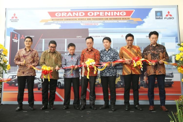 PERESMIAN DILER. Manajemen PT Mitsubishi Motors Krama Yudha Sales Indonesia dan Dipo Group meresmikan diler PT Dipo Internasional Pahala Otomotif, Krakatau, Medan, Sumatera Utara, Kamis (7/2). Outlet itu menjadi diler kendaraan penumpang Mitsubishi ke-126 di seluruh Indonesia.DOK MMKSI