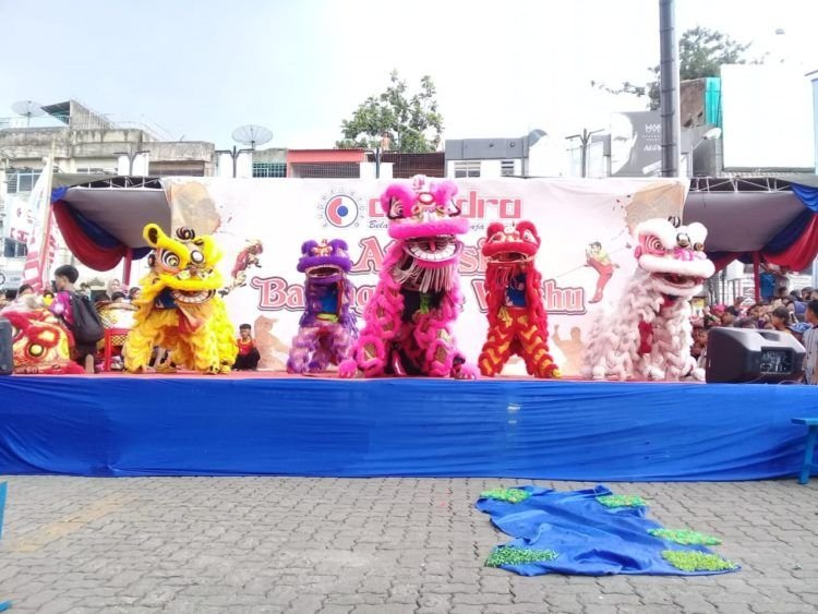 ATRAKSI BARONGSAI. Sejumlah barongsai berhasil tampil memukau pada perayaan Imlek di Superstore Chandra Tanjungkarang, Selasa (5/2).LAMPUNG POST/EFFRAN KURNIAWAN