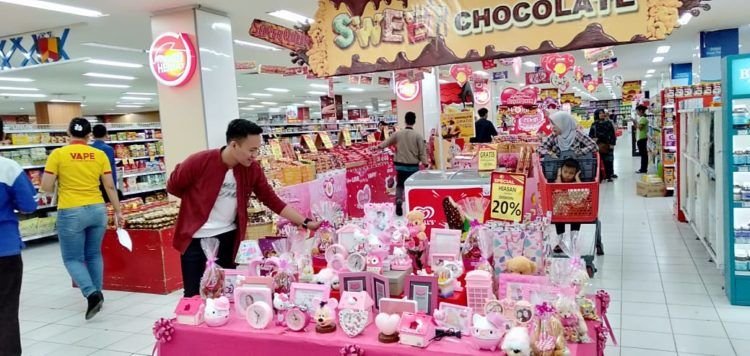 COKELAT HARGA SPESIAL. Pengunjung melihat aneka cokelat dan suvenir khas Valentine di area Sweet Chocolate Superstore Chandra Tanjungkarang, Bandar Lampung, Jumat (8/2). Chandra memberikan harga spesial aneka cokelat untuk menyemarakkan Hari Valentine yang diperingati setiap 14 Februari.
LAMPUNG POST/EFFRAN KURNIAWAN