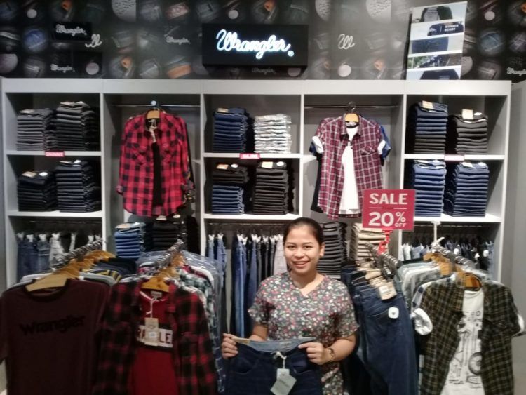 DISKON WRANGLER TERBARU. Karyawan menunjukkan koleksi Wrangler di toko Sogo, Jalan Raden Intan, Bandar Lampung, akhir pekan lalu. Sogo menyediakan diskon 20% khusus untuk produk Wrangler terbaru.DOK SOGO