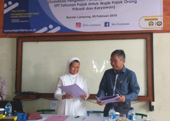 Ketua STIE Gentiaras Suster Lydia Sumiyati (tengah) dan Pemimpin PT Masa Kini Mandiri (harian umum Lampung Post) Prianto A Suryono (kanan). (DOK LAMPUNG POST)