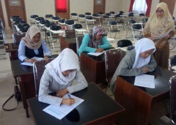 TES MINAT-BAKAT. Sejumlah remaja mengerjakan soal tes minat-bakat di RSJ Provinsi Lampung, akhir pekan lalu. Tes membantu peserta didik untuk mengenali potensi diri sehingga dapat memilih jurusan yang tepat. (ISTIMEWA)