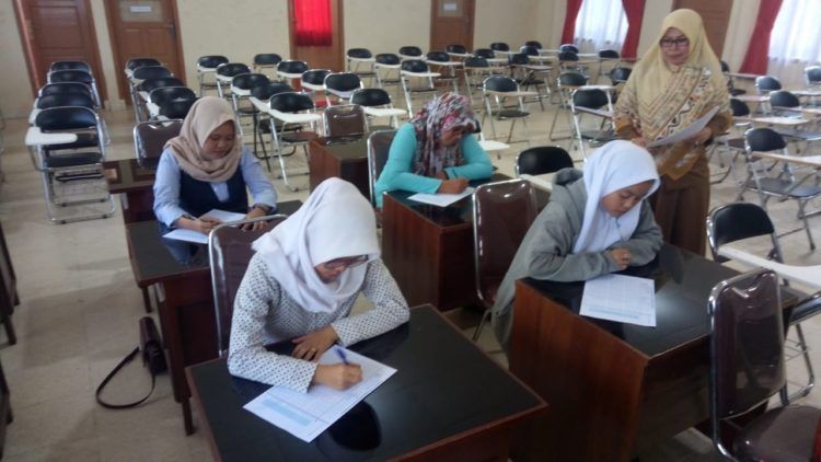 TES MINAT-BAKAT. Sejumlah remaja mengerjakan soal tes minat-bakat di RSJ Provinsi Lampung, akhir pekan lalu. Tes membantu peserta didik untuk mengenali potensi diri sehingga dapat memilih jurusan yang tepat. (ISTIMEWA)