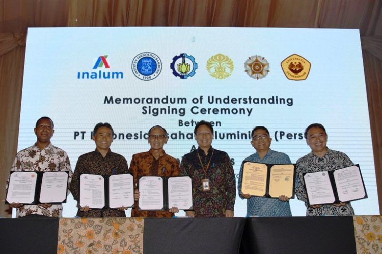 INSTITUT INDUSTRI TAMBANG DAN MINERAL. Direktur Utama PT Indonesia Asahan Aluminium (Inalum), Budi Gunadi Sadikin (ketiga kanan) bersama Rektor Universitas Cenderawasih Apolo Safanpo (kiri), Rektor UGM Panut Mulyono (kedua kiri), Wakil Rektor ITB Wawan Gunawan (ketiga kiri), Wakil Rektor UI Dedi Priadi (kedua kanan) dan Wakil Rektor ITS Ketut Buda Artana (kanan) usai menandatangani kerja sama di Jakarta, Jumat (1/2). ANTARA FOTO/PUSPA PERWITASARI