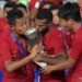 Pemain Timnas U-22 Sani Riski Fauzi (kiri) bersama Marinus Wanewar (tengah) mencium Piala AFF U-22 seusai penganugerahan piala di Stadion Nasional Olimpiade Phnom Penh, Kamboja, Selasa (26/2/2019). (Foto:Antara)