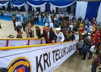 Menhan RI Ryamizard Ryacudu menaiki KRI Teluk Lada-521 di PT DRU, Bandar Lampung, Selasa (26/2/2019). (Lampost.co/ Effran Kurniawan)