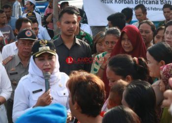 Bupati Tulangbawang Winarti saat mendistribusikan bantuan korban banjir di Kelurahan Menggala Kota, Kecamatan Menggala, Rabu (27/2/2019). (Lampost/Ferdi Irwanda).