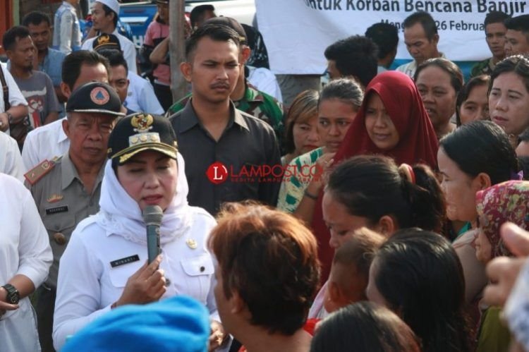 Bupati Tulangbawang Winarti saat mendistribusikan bantuan korban banjir di Kelurahan Menggala Kota, Kecamatan Menggala, Rabu (27/2/2019). (Lampost/Ferdi Irwanda).