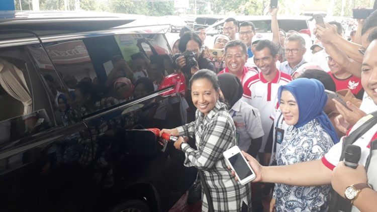 Pertamina Digitalisasi SPBU. Menteri BUMN Rini Soemarno mengisi bahan bakar saat meninjau penerapan digitalisasi SPBU di kawasan lapangan golf Palembang, Minggu (17/2).
MI/DWI APRIANI