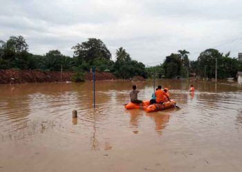 BANJIR KEPUNG LAMPUNG. Petugas menggunakan perahu karet untuk mengevakuasi warga yang rumahnya terendam di Kampung Negeriagung, Kecamatan Negeriagung, Kabupaten Way Kanan, Minggu (17/2).
LAMPUNG POST/CANDRA PUTRA WIJAYA