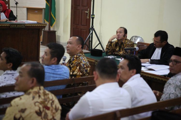 SIDANG LANJUTAN ZAINUDIN HASAN. Bupati Lampung Selatan nonaktif Zainudin Hasan (dua kanan) menjalani sidang lanjutan di Pengadilan Tipikor Bandar Lampung, Lampung, Senin (18/2). Sidang tersebut beragenda mendengarkan keterangan 11 saksi dari pihak swasta yang dihadirkan jaksa KPK.
LAMPUNG POST/IKHSAN DWI NUR SATRIO