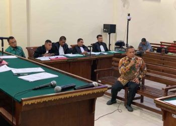 SIDANG LANJUTAN KORUPSI LAMSEL. Kepala Dinas PUPR nonaktif Lampung Selatan Anjar Asmara (kanan) memberikan kesaksian pada sidang lanjutan kasus dugaan suap fee proyek di Dinas PUPR Lampung Selatan, di Pengadilan Tipikor, Bandar Lampung, Kamis (21/2). Dalam sidang tersebut Anjar Asmara yang juga terdakwa dalam kasus fee proyek di Dinas PUPR Lampung Selatan memberikan kesaksian untuk terdakwa Agus Bhakti Nugroho (kiri). Berita terkait hlm 5
LAMPUNG POST/IKHSAN DWI NUR SATRIO