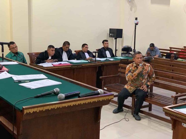 SIDANG LANJUTAN KORUPSI LAMSEL. Kepala Dinas PUPR nonaktif Lampung Selatan Anjar Asmara (kanan) memberikan kesaksian pada sidang lanjutan kasus dugaan suap fee proyek di Dinas PUPR Lampung Selatan, di Pengadilan Tipikor, Bandar Lampung, Kamis (21/2). Dalam sidang tersebut Anjar Asmara yang juga terdakwa dalam kasus fee proyek di Dinas PUPR Lampung Selatan memberikan kesaksian untuk terdakwa Agus Bhakti Nugroho (kiri). Berita terkait hlm 5
LAMPUNG POST/IKHSAN DWI NUR SATRIO