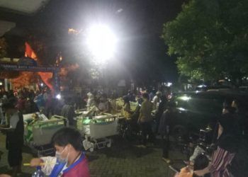 Sejumlah pasien RSUD Kota Tangerang dievakuasi ke halaman Kantor Kelurahan Kelapa Dua. Medcom.id/Hendrik Simorangkir