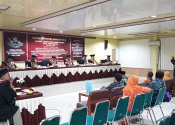 SIDANG DOKTOR. Nurul Hidayati Murtafiah mengikuti ujian terbuka Program Pascasarjana Program Doktor (S-3) Manajemen Pendidikan Islam UIN Lampung di ruang sidang lantai II kampus setempat, Jumat (1/2). (LAMPUNG POST/TRIYADI ISWORO)