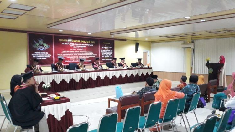 SIDANG DOKTOR. Nurul Hidayati Murtafiah mengikuti ujian terbuka Program Pascasarjana Program Doktor (S-3) Manajemen Pendidikan Islam UIN Lampung di ruang sidang lantai II kampus setempat, Jumat (1/2). (LAMPUNG POST/TRIYADI ISWORO)