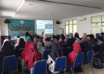 DISKUSI PEMUDA. Tokoh pemuda Ardi Septianto menjelaskan tentang pentingnya peran pemuda dalam pembangunan saat diskusi di Bapelkes Lampung, Selasa (19/2). (ISTIMEWA)