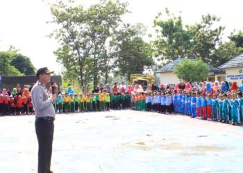 EDUKASI PAUD. Wakapolres Way Kanan Kompol Vicky Dzulkarnain membuka kegiatan Polsanak di Polres Way Kanan, Rabu (20/2). Kegiatan diikuti siswa PAUD dan TK dari Kecamatan Blambangan Umpu, Banjit, dan Kasui.  (LAMPUNG POST/CHANDRA PUTRA W)