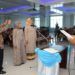 PELANTIKAN PEJABAT. Ketua Pembina Yayasan Pendidikan Saburai Subki E Harun (kanan) memimpin pembacaan sumpah jabatan Rektor Universitas Sang Bumi Ruwa Jurai Henni Kusumastuti (kedua kiri) dan Dekan Fakultas Ekonomi Husna Purnama (ketiga kiri), di kampus setempat, Selasa (26/2). DOK SABURAI
