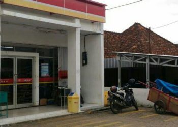 Mini market tempat peluru nyasar Senin (25/2/2019) malam. (Lampost.co/ Asrul)