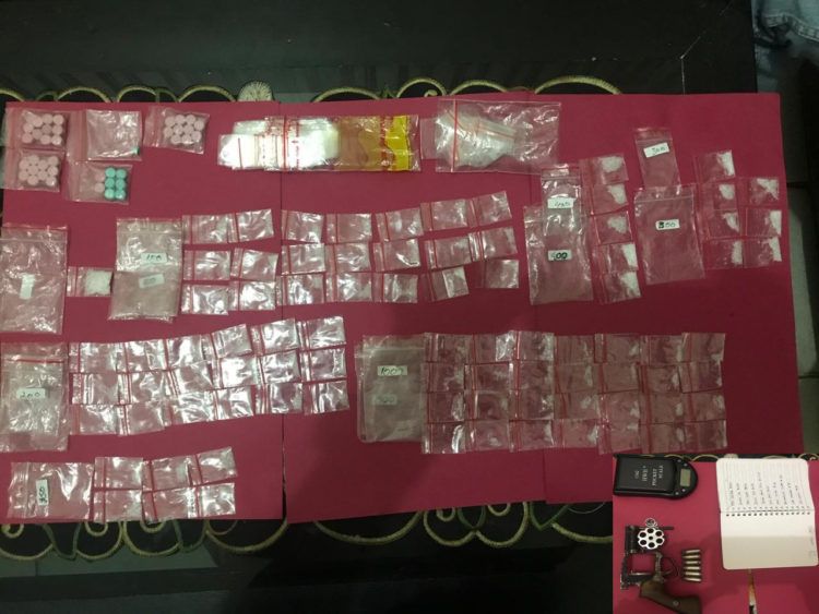 Barang bukti yang diamankan Satuan Reserse Narkoba Polres Tulangbawang berupa puluhan paket sabu-sabu dan ineks siap edar. Barang bukti itu didapat dari penangkapan seorang bandar narkoba Supriyadi alias Usup (40) warga Tiyuh Pagardewa, Kecamatan Pagardewa, Tulangbawang Barat.