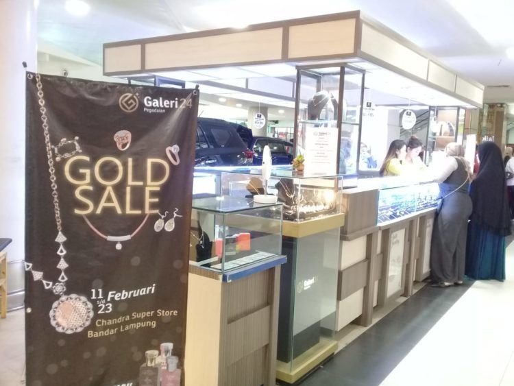 PAMERAN PERHIASAN PEGADAIAN. Suasana pameran perhiasan Pegadaian di Chandra Tanjungkarang, Bandar Lampung, Senin (18/2). Pameran itu akan digelar hingga 23 Februari mendatang.LAMPUNG POST/EFFRAN KURNIAWAN