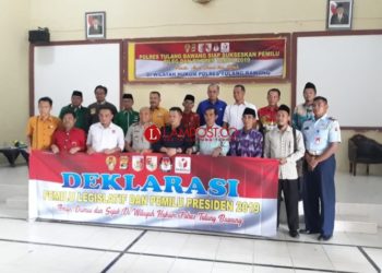 Polres Tulangbawang menggelar deklarasi pemilu damai bersama lembaga penyelenggara, pengawas, partai politik peserta pemilu, tokoh agama, dan tokoh masyarakat Kabupaten Tulangbawang Barat, di aula mapolres setempat, Kamis (28/2/2019). (Lampost/Ferdi)