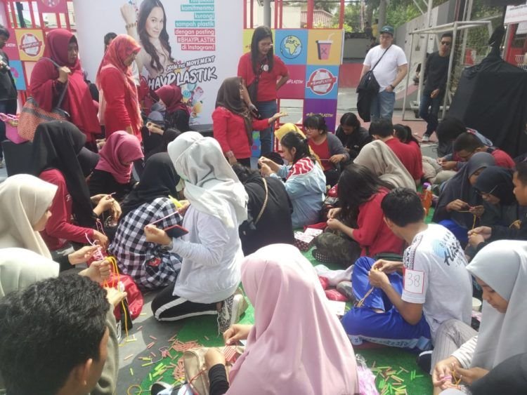 DAUR ULANG. Peserta gerakan #BhayPlastik juga diajarkan untuk mendaur ulang sampah plastik menjadi barang yang lebih berguna. DOK.TELKOMSEL