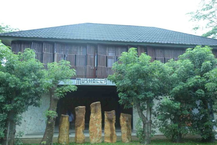 ORNAMEN KAYU. Bangunan musala di Taman Santap Rumah Kayu, Bandar Lampung menonjolkan kesan alami dengan pemilihan ornamen dari material kayu alami. LAMPUNG POST/SUKISNO