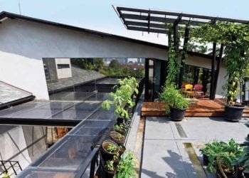 TAMAN ATAP. Salah satu cara menyiasati taman di lahan sempit yang kini tengah hit adalah dengan membuat taman di atas atap atau roof garden.