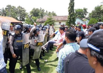 Massa Menyeruduk Mapolres Tuba