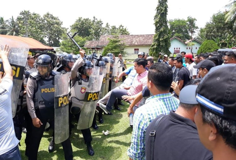 Massa Menyeruduk Mapolres Tuba