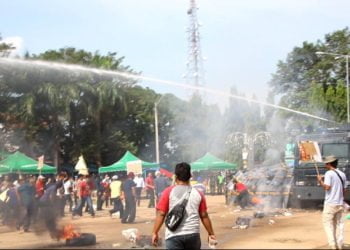 Simulasi, Ribuan Massa Serang Kantor KPU di Metro