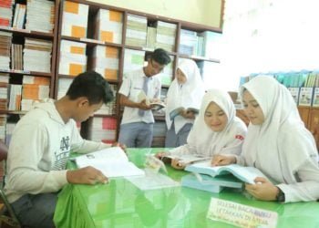 MEMBACA BUKU. Sejumlah siswa SMKN 1 Bandar Lampung memanfaatkan waktu luang usai mengikuti USBN dengan bersantai sambil membaca buku di perpustakaan sekolah. LAMPUNG POST/SUKISNO