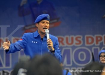 Komandan Satuan Tugas Bersama (Kogasma) Partai Demokrat Agus Harimurti Yudhoyono (kiri) didampingi Ketua DPD Partai Demokrat Banten Iti Oktavia (kanan) menyampaikan pidato politik saat Konsolidasi dan Pelantikan Pengurus Partai Demokrat Banten di Serang, Kamis (19/4). Dalam pidatonya AHY menyeru generasi muda untuk bangkit dan berkarya sekuat tenaga untuk mewujudkan Indonesia yang lebih baik. ANTARA FOTO/Asep Fathulrahman/ama/18