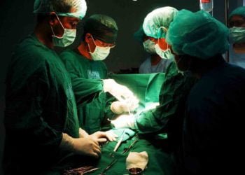 OPERASI HERNIA. Sejumlah Dokter tengah mengoperasi warga yang menderita sakit Hernia di atas Kapal Motor Dr. Soeharso, beberapa waktu lalu. ANTARA/UJANG ZAELANI