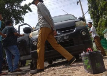 Minibus Nyaris Hangus