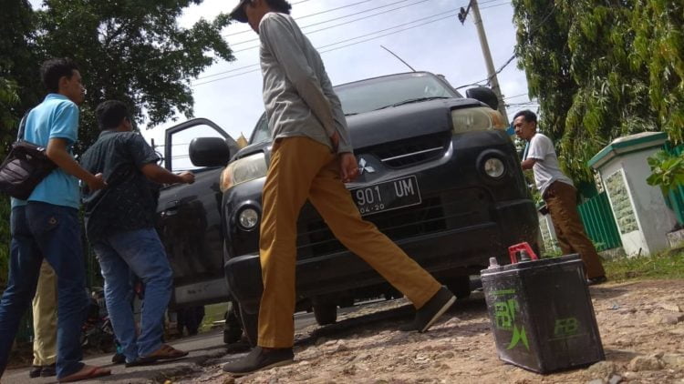 Minibus Nyaris Hangus