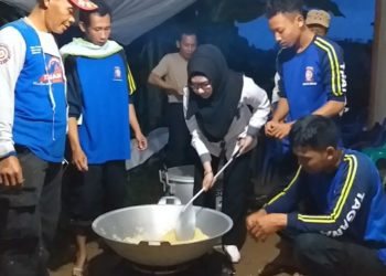 Bupati Santuni Korban Banjir Bandang