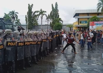 650 Aparat Gabungan Hadapi Massa Anarkis