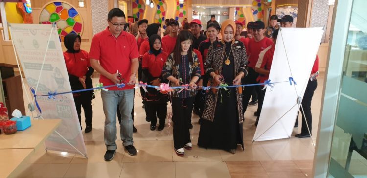 W2n
PERESMIAN BAKMI NAGA MBK. CEO Bakmi Naga Susanty Widjaya (tengah) bersama Pimpinan Mal Boemi Kedaton (MBK) dan Chandra Grup Yan Eka Chandra meresmikan gerai Bakmi Naga Resto, di MBK, Bandar Lampung, Minggu (17/3).DOK. BAKMI NAGA