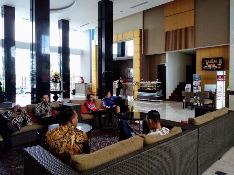 OKUPANSI HOTEL TURUN. Tamu berbincang di lobi Hotel Emersia, Bandar Lampung, Senin (18/3). Berdasarkan catatan BPS Lampung, pada Januari 2019, okupansi hotel berbintang di Lampung mengalami penurunan signifikan 24,31%.LAMPUNG POST/EFFRAN KURNIAWAN