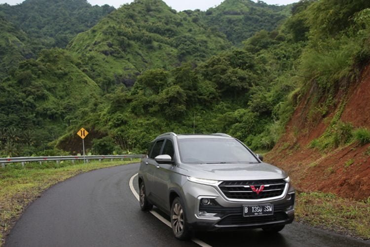 KETANGGUHAN WULING ALMAZ. Wuling Almaz tangguh pada ragam tanjakan di Geopark Ciletuh, Sukabumi, Senin (11/3).
n DOK WULING MOTORS