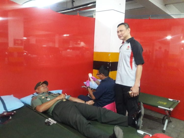 DONOR DARAH HUT CHANDRA. Dandim 0410/Bandar Lampung Letkol Arm Wahyu Jatmiko turut berpartisipasi dalam kegiatan donor darah HUT ke-35 Chandra, di Superstore Chandra Tanjungkarang, Rabu (13/3).DOK. FOKUSWANDA