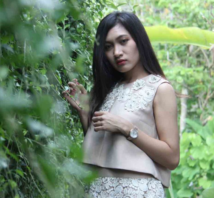 Feminin dengan Busana Sepan