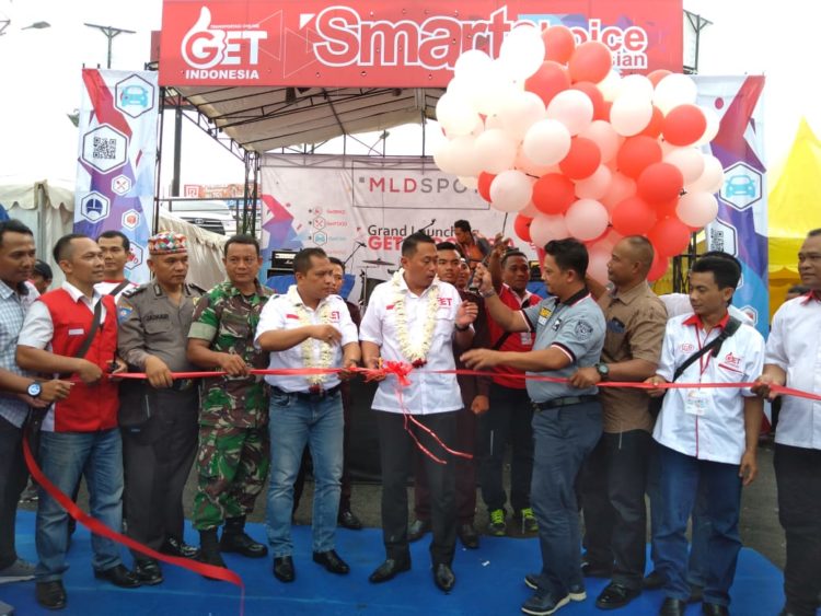 PELUNCURAN GET INDONESIA. Manajemen dan tamu undangan melepas balon dan menggunting pita tanda peluuncuran Get Indonesia sebagai penyedia layanan transportasi daring terbaru di Lampung di Ramayana Robinson, Bandar Lampung, Minggu (17/3).
LAMPUNG POST/EFFRAN KURNIAWAN