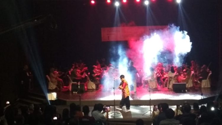 KONSER ORKESTRA. Suasana konser orkestra yang diisi musisi anak dan remaja di Taman Budaya, Sabtu (9/3). (LAMPUNG POST/ASRUL SEPTIAN)